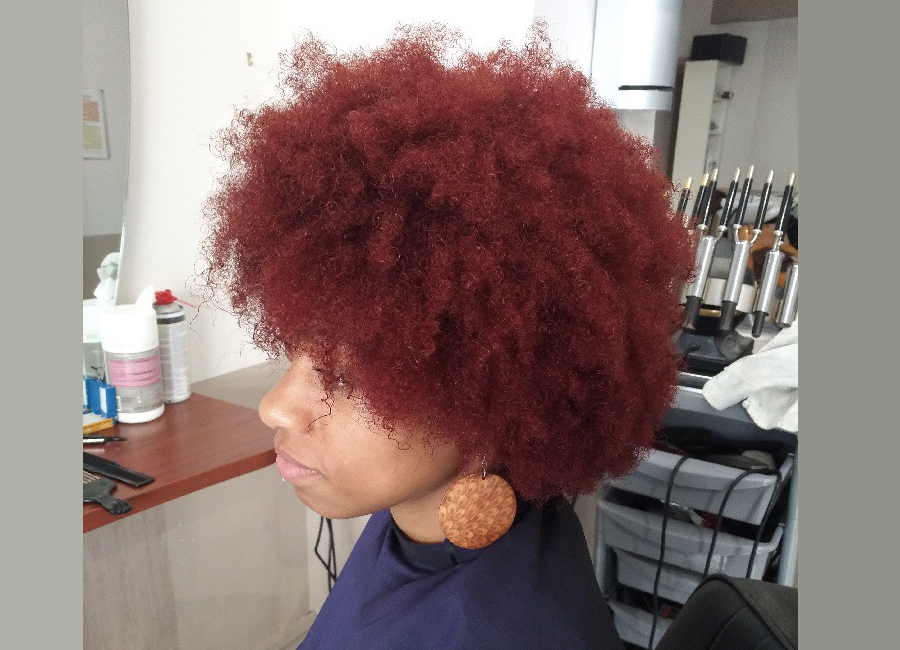 Coupe femme afro rouge